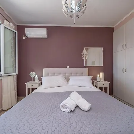 Vangel House Case de vacanță Chaliotata